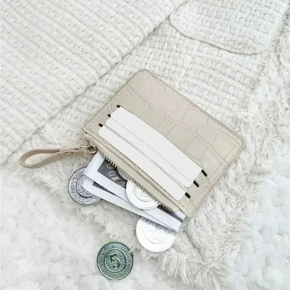 ⚠️Clearance Beige Alligator Print Cardholder / Wallet - Picture 4 of 4